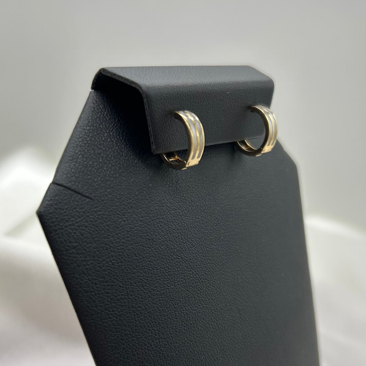 Huggies con Piedra de Concha Nacar en Oro 14K