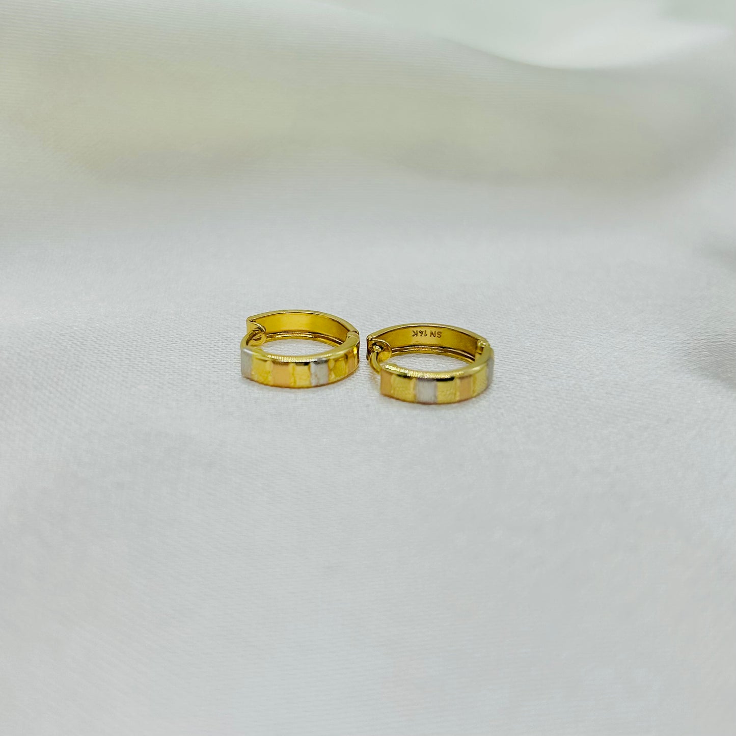 Huggies Diamantadas de Líneas en Tres Oros de 14K