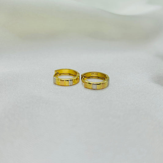 Huggies Diamantadas de Líneas en Tres Oros de 14K