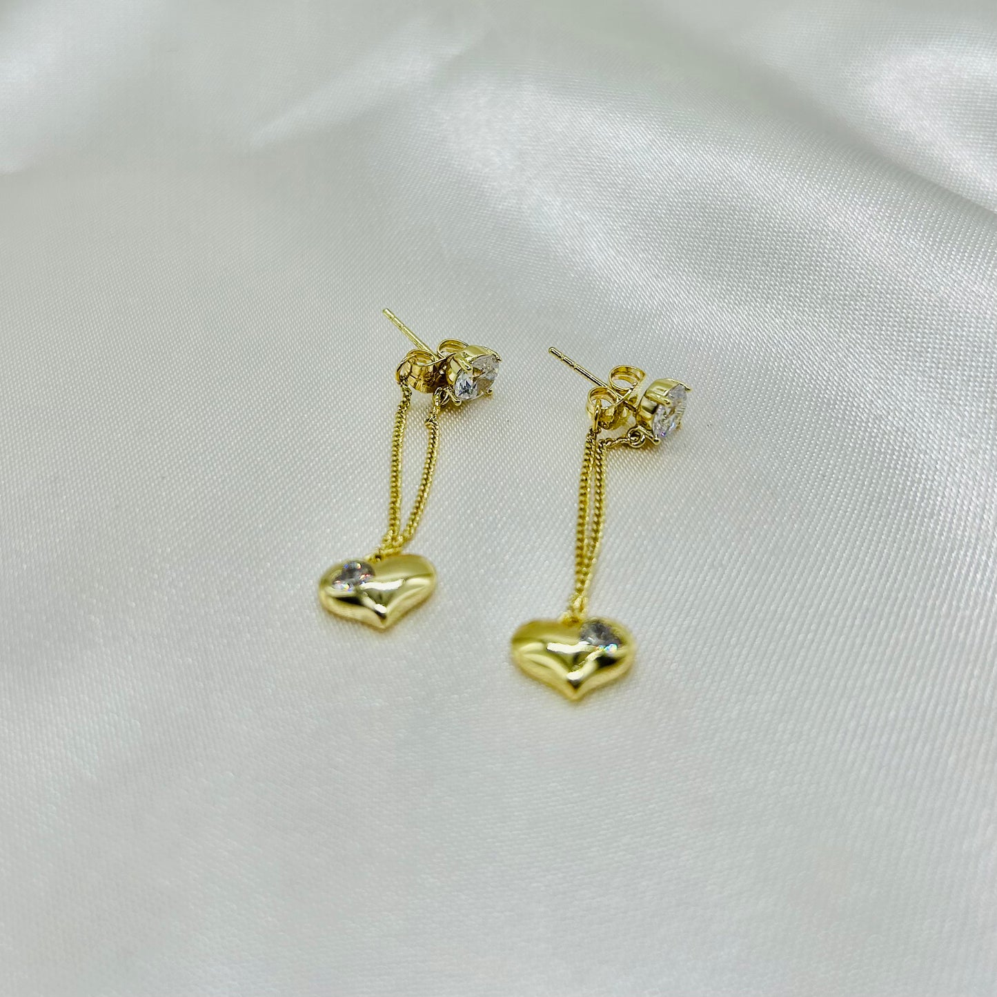 Aretes Largos de Corazón con Zirconia de Oro Laminado