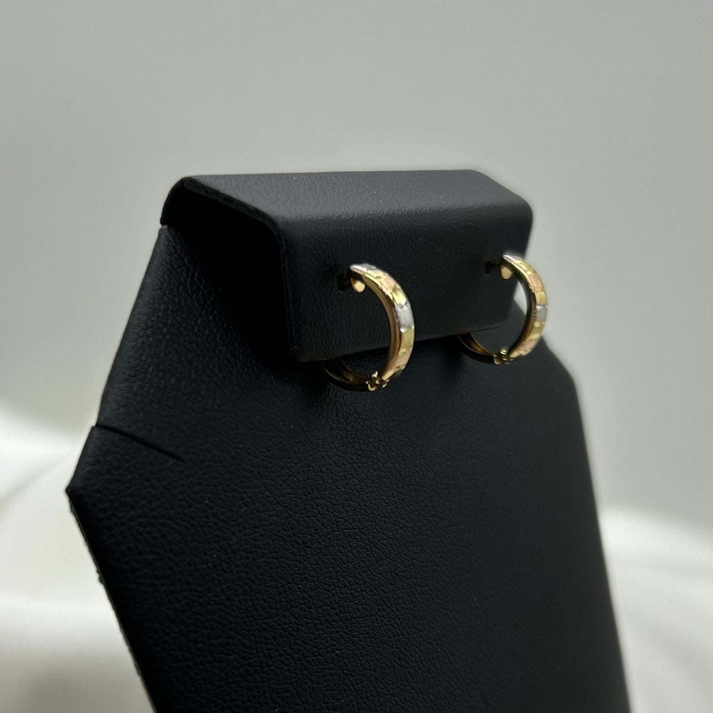 Huggies Diamantadas de Líneas en Tres Oros de 14K