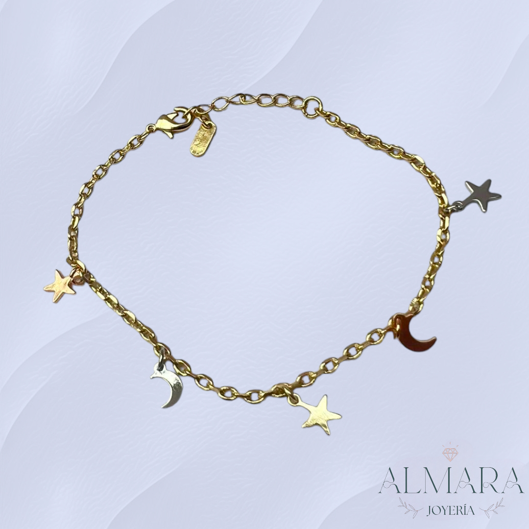 Pulsera con Dijes de Estrellas y Luna en Tres Oros