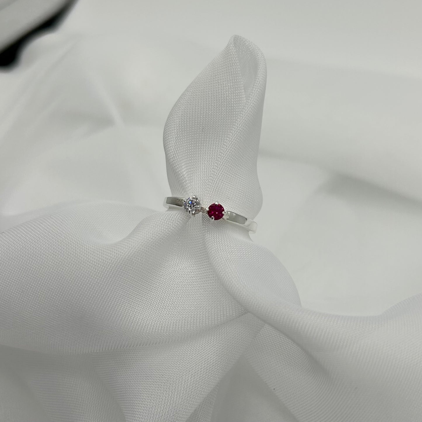 Anillo de Plata con Zirconia Rosa y Blanca