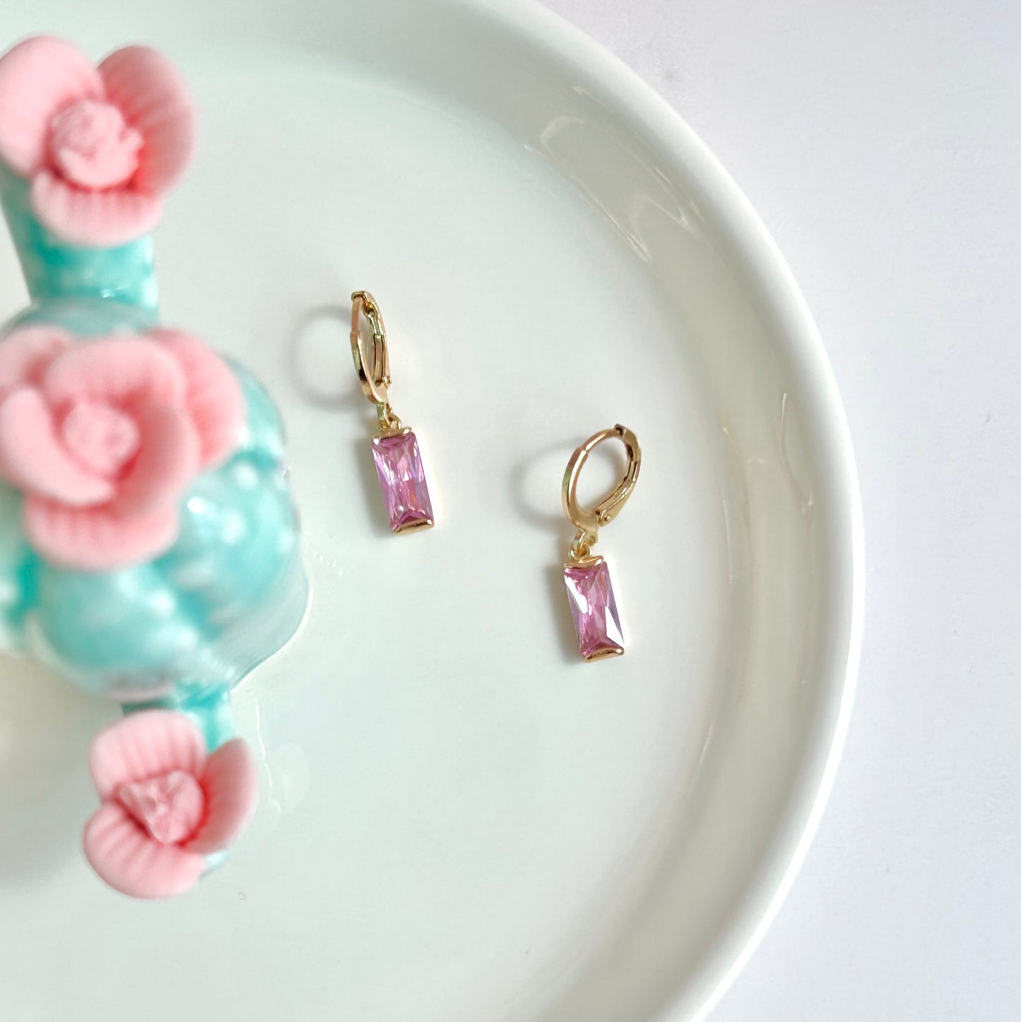 Huggies Rectangulares con Zirconias Rosas