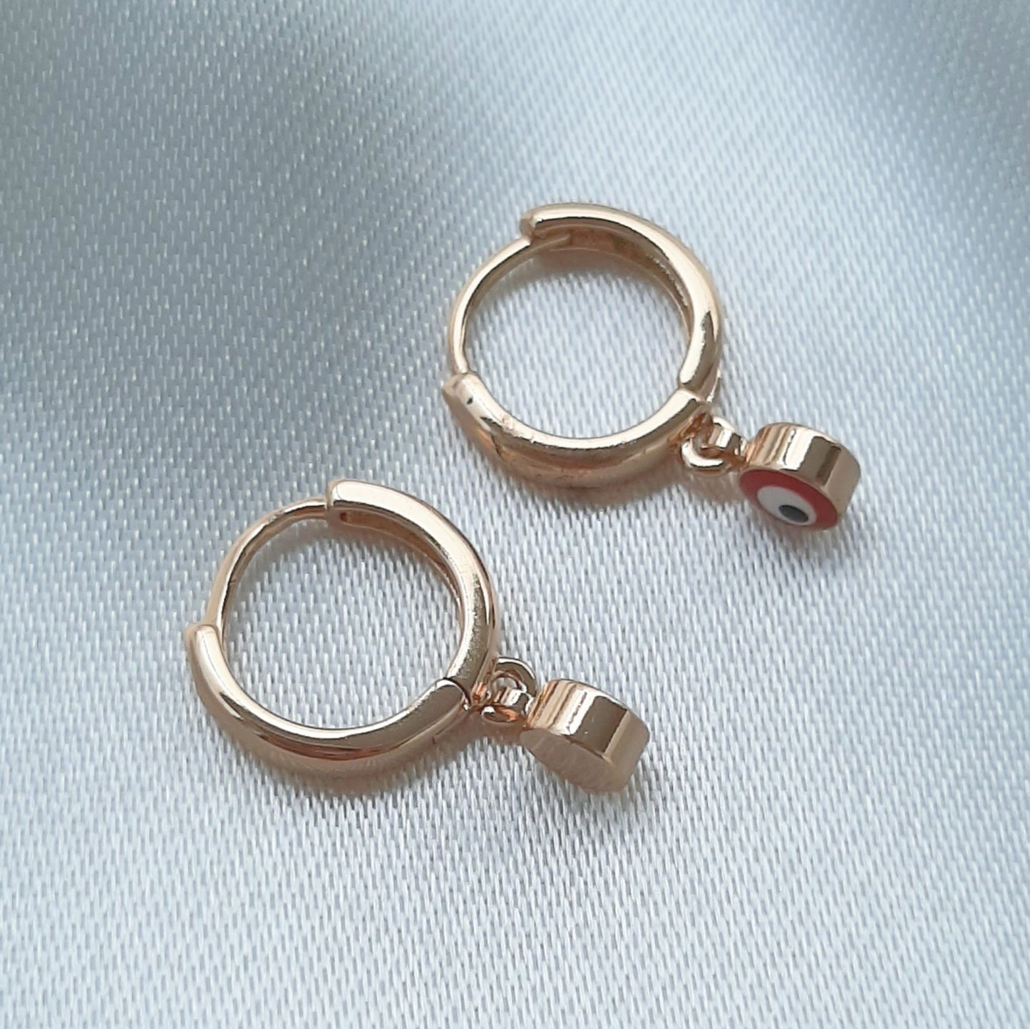 Aretes Huggies con Ojito Turco Oro Laminado