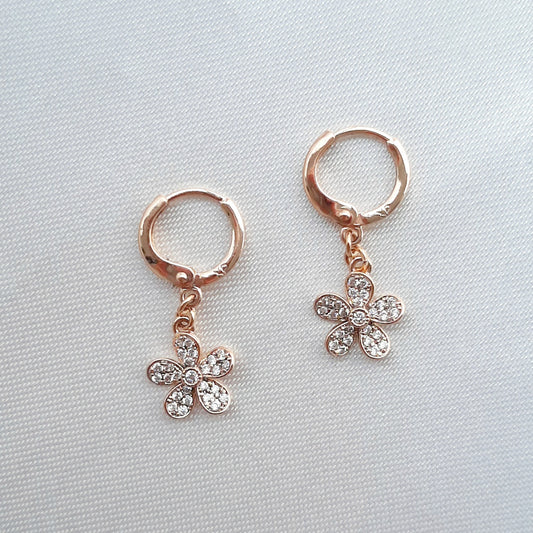 Aretes Huggies con Flor y Zirconias