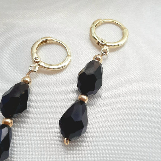 Aretes Largos con Piedras Negras de Oro Laminado