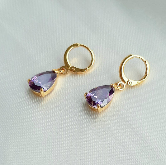 Aretes Huggies con Colgantes de Zirconia de Gota Morada de Oro Laminado