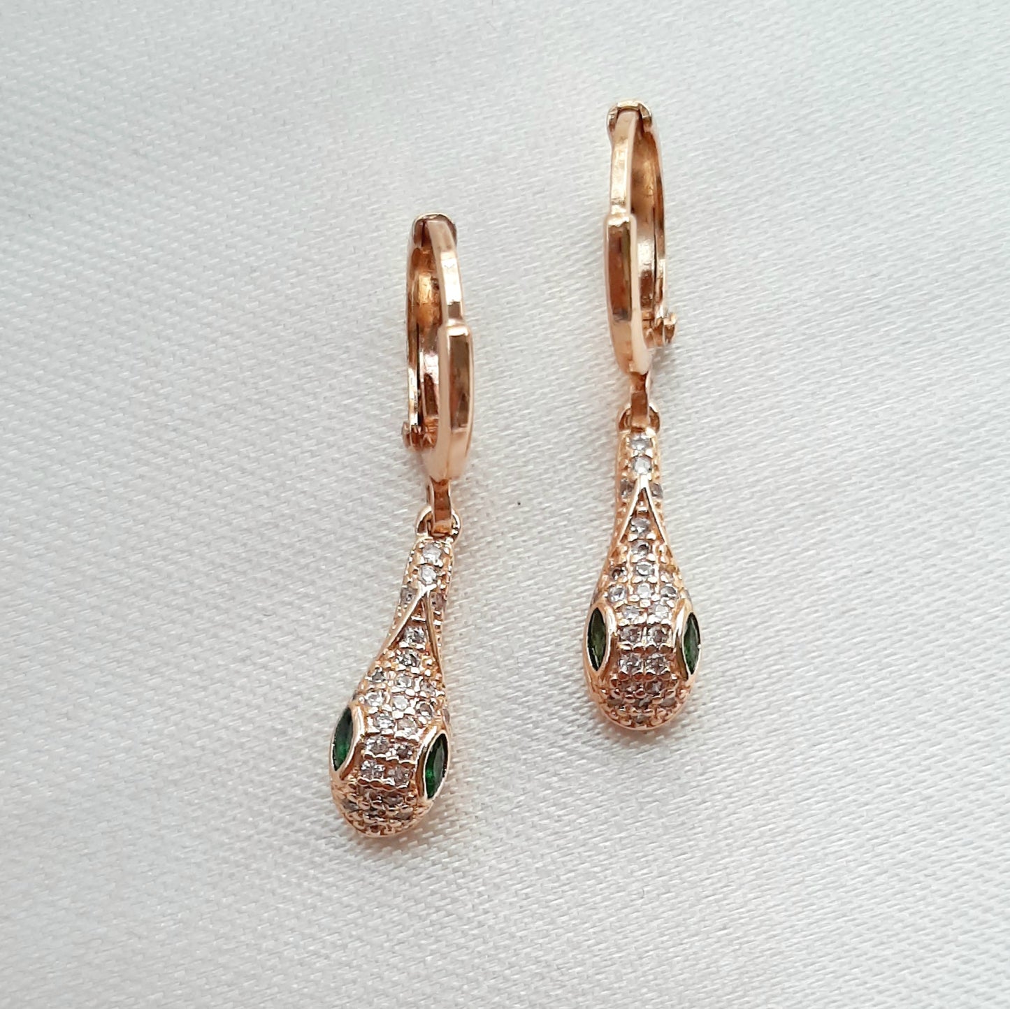 Aretes Huggies con Colgantes de Serpientes y Zirconias de Oro Laminado