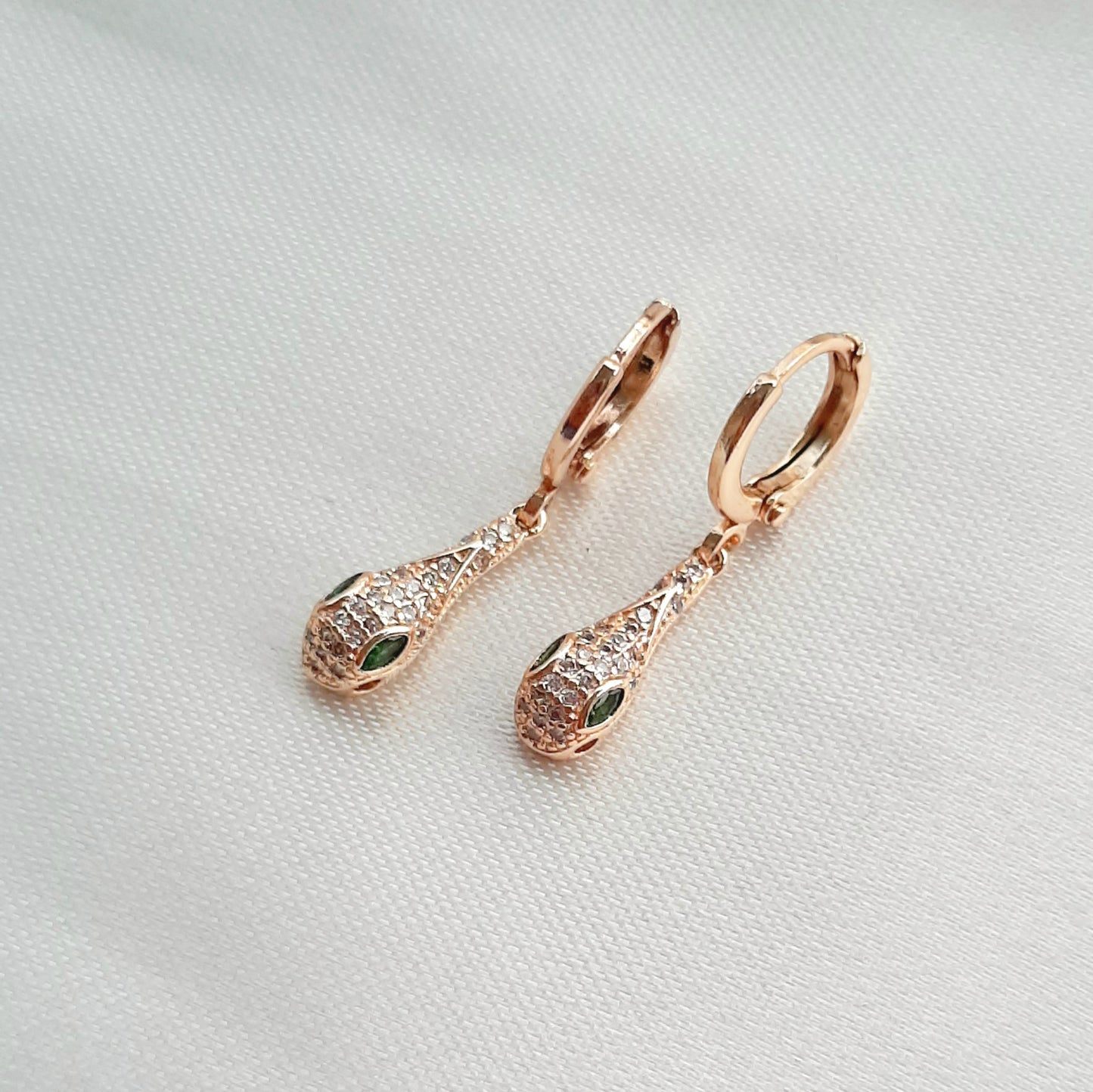 Aretes Huggies con Colgantes de Serpientes y Zirconias de Oro Laminado