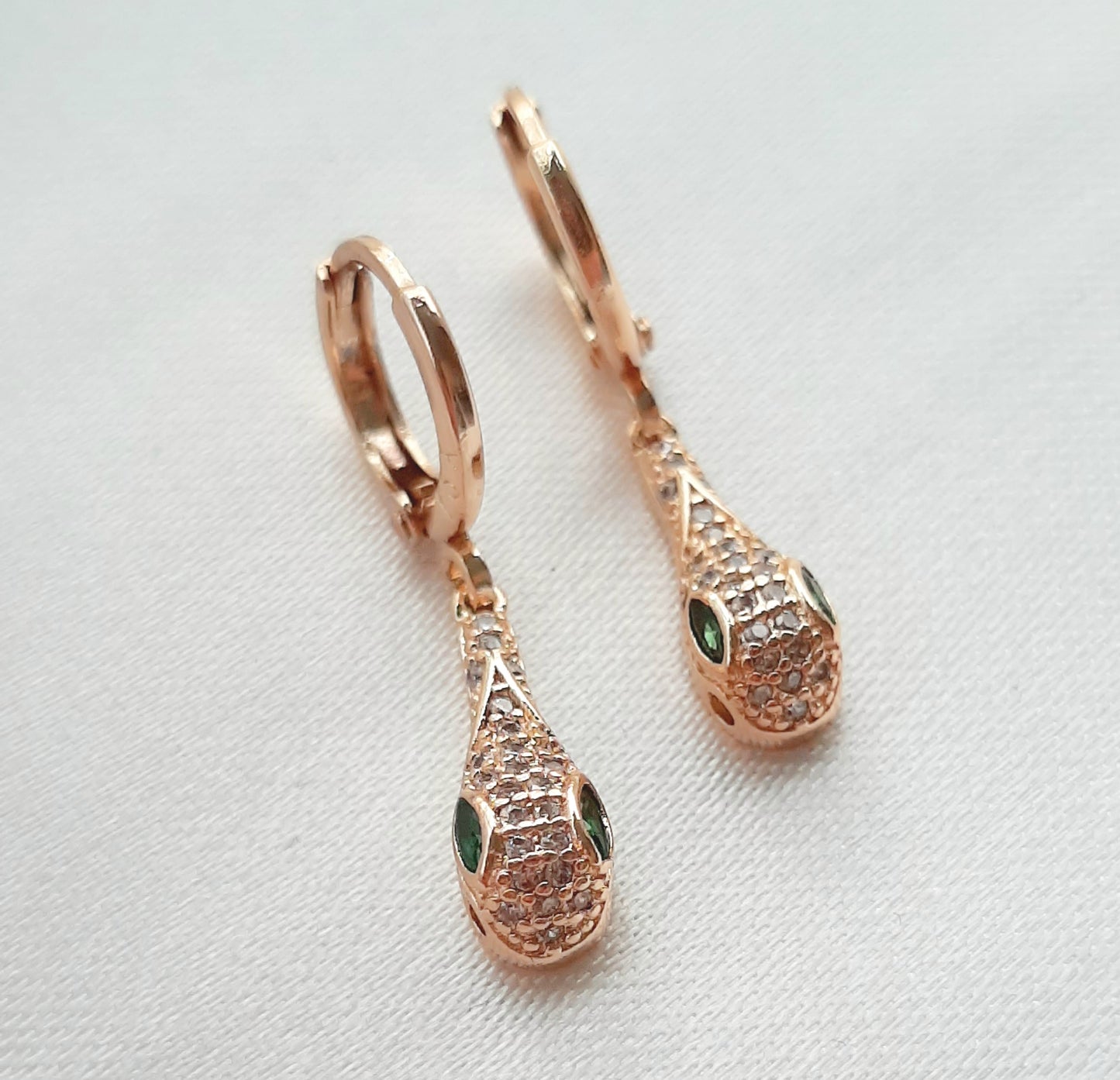 Aretes Huggies con Colgantes de Serpientes y Zirconias de Oro Laminado