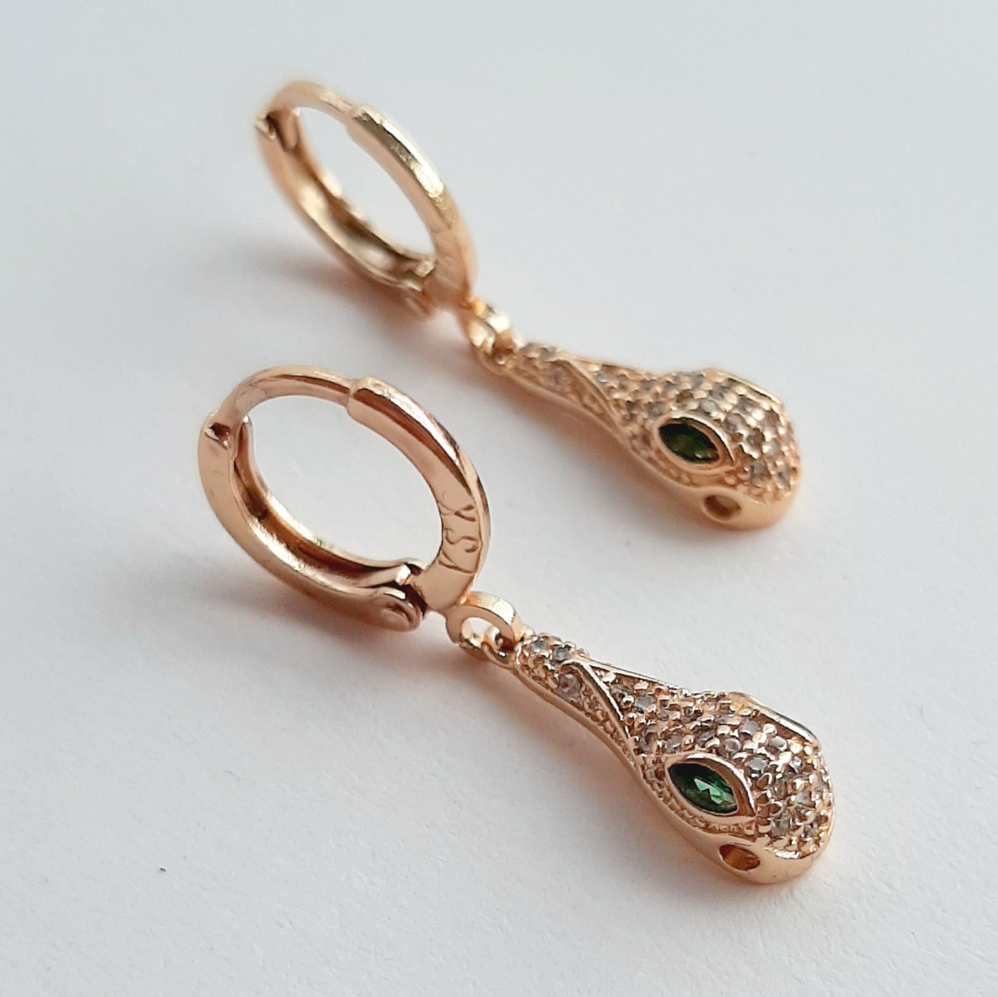 Aretes Huggies con Colgantes de Serpientes y Zirconias de Oro Laminado