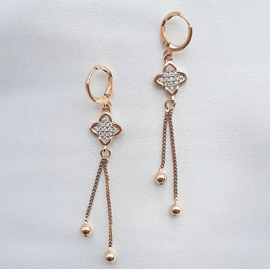 Aretes Huggies con Colgantes y Zirconias de Oro Laminado