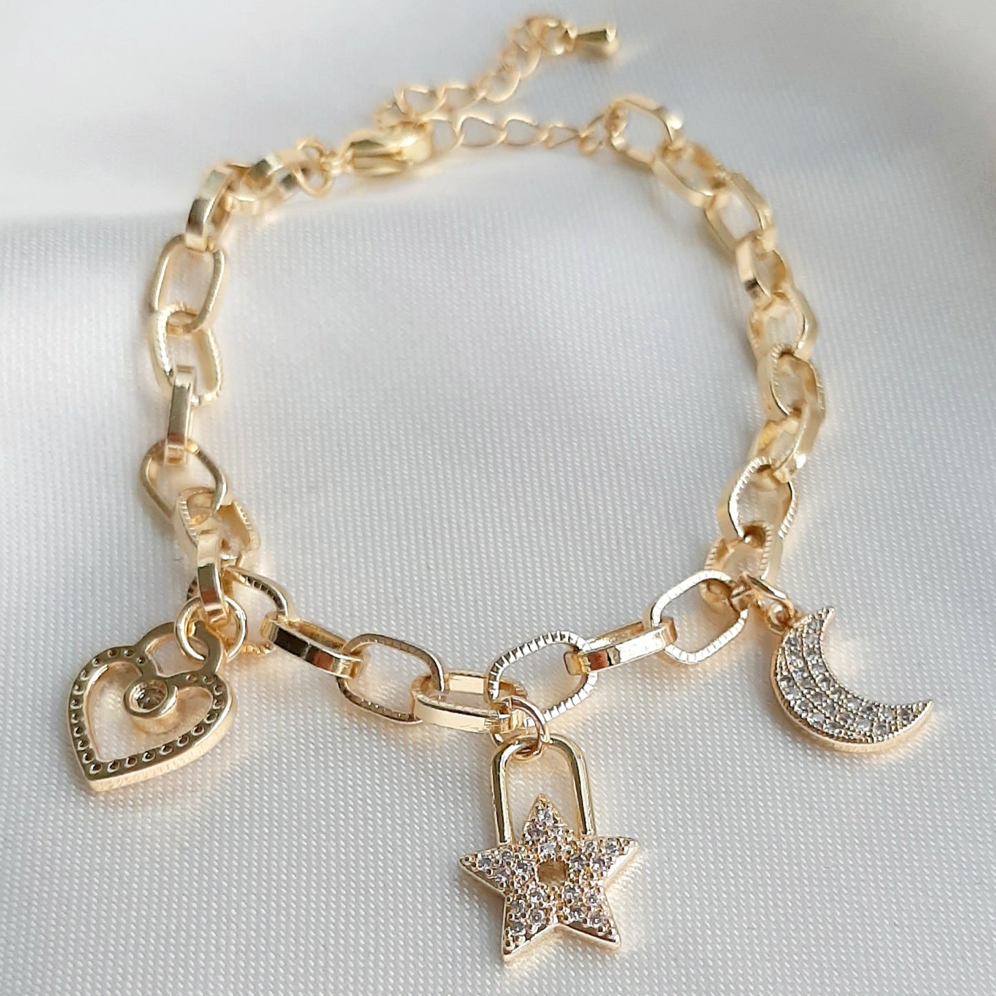 Pulsera con Colgantes Corazón, Estrella, Luna con Zirconias de Oro Laminado