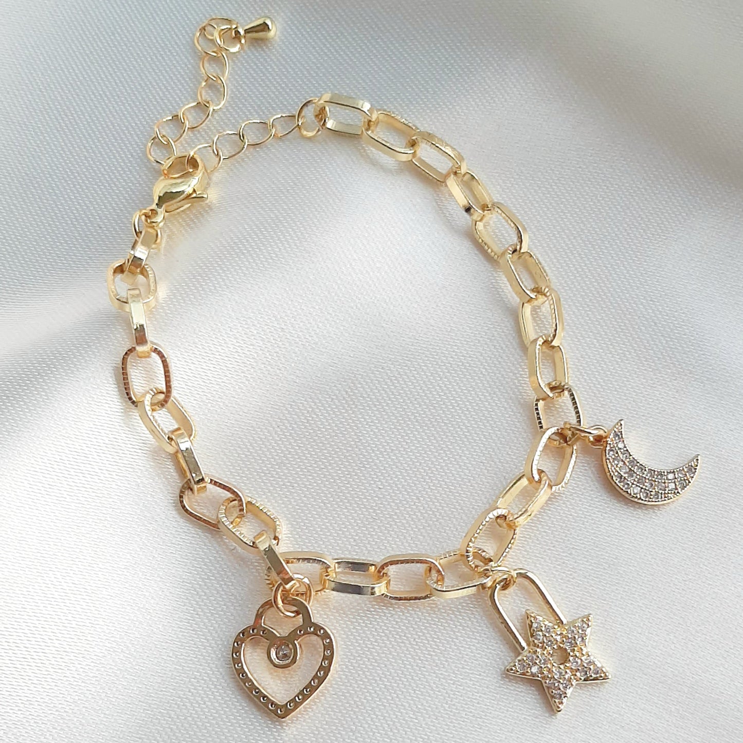 Pulsera con Colgantes Corazón, Estrella, Luna con Zirconias de Oro Laminado