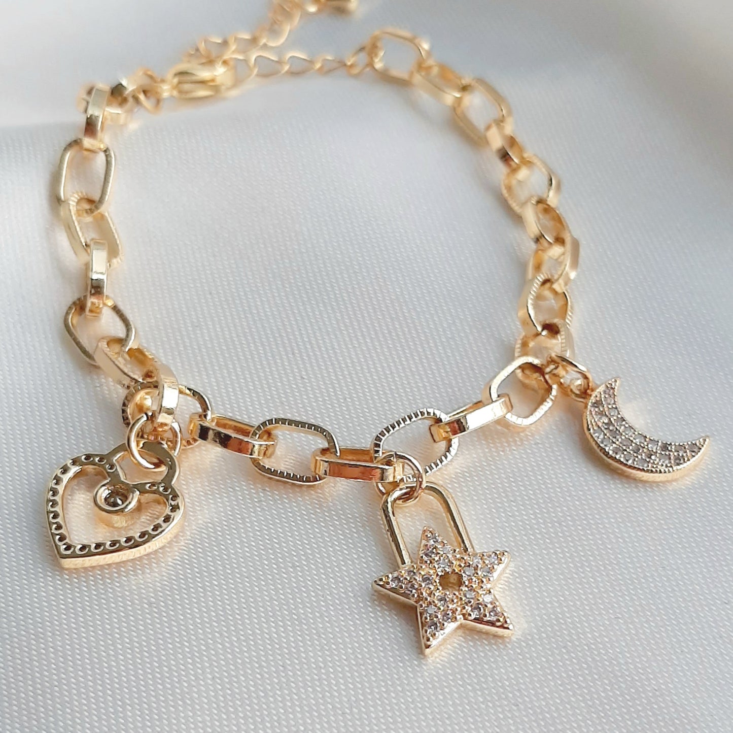 Pulsera con Colgantes Corazón, Estrella, Luna con Zirconias de Oro Laminado