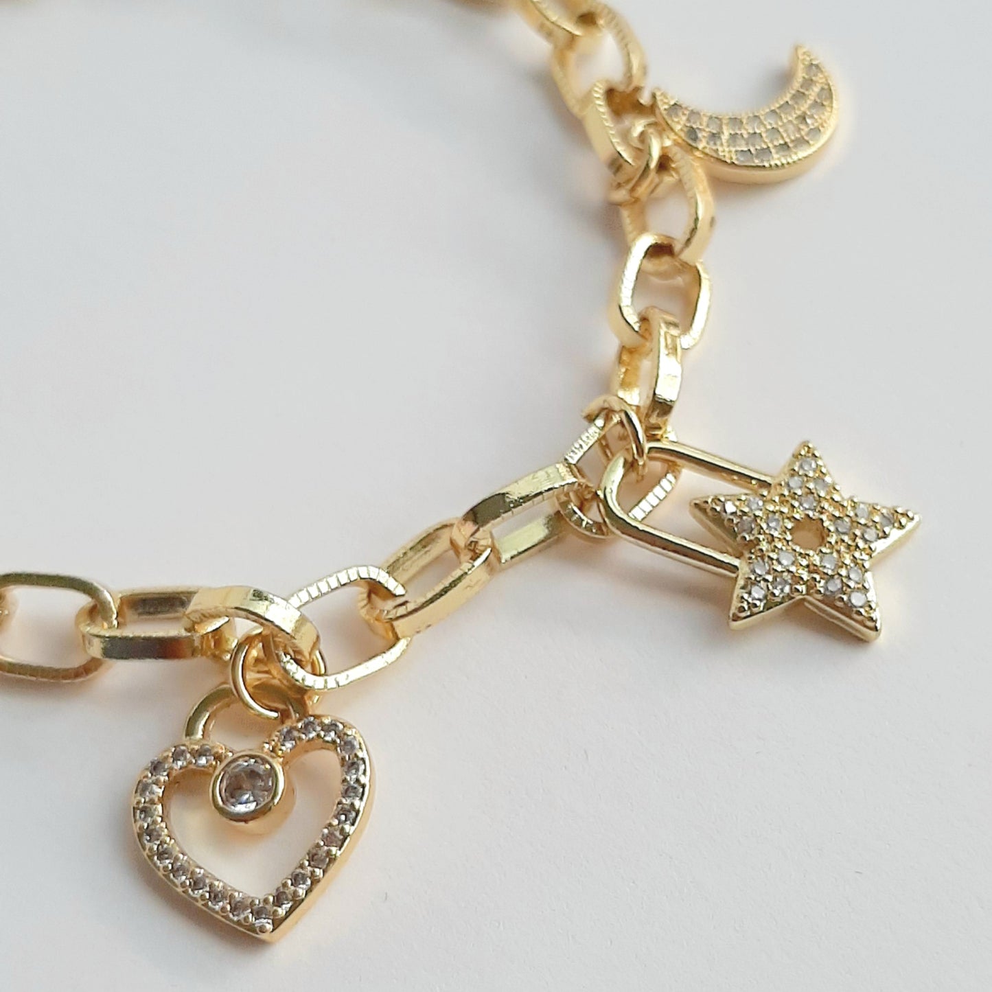 Pulsera con Colgantes Corazón, Estrella, Luna con Zirconias de Oro Laminado