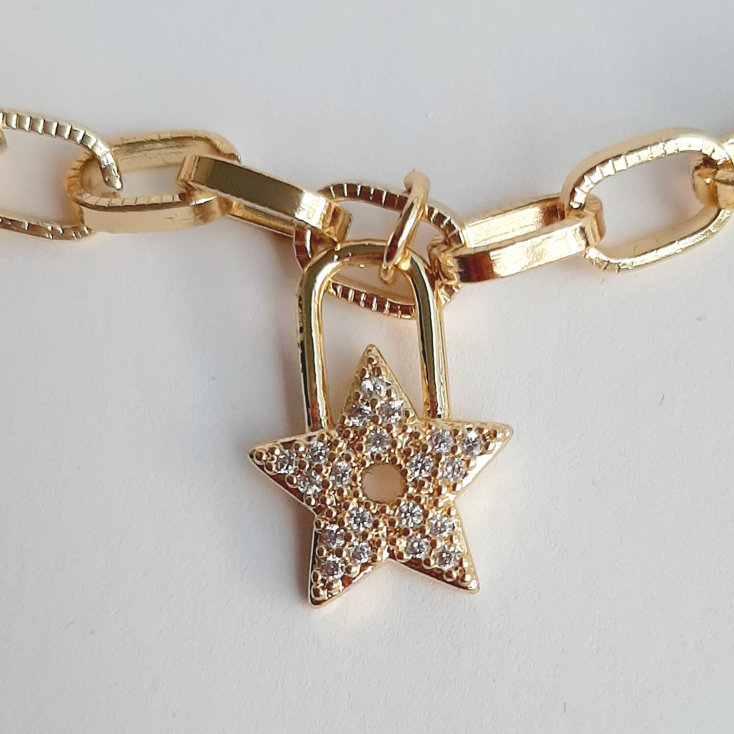 Pulsera con Colgantes Corazón, Estrella, Luna con Zirconias de Oro Laminado