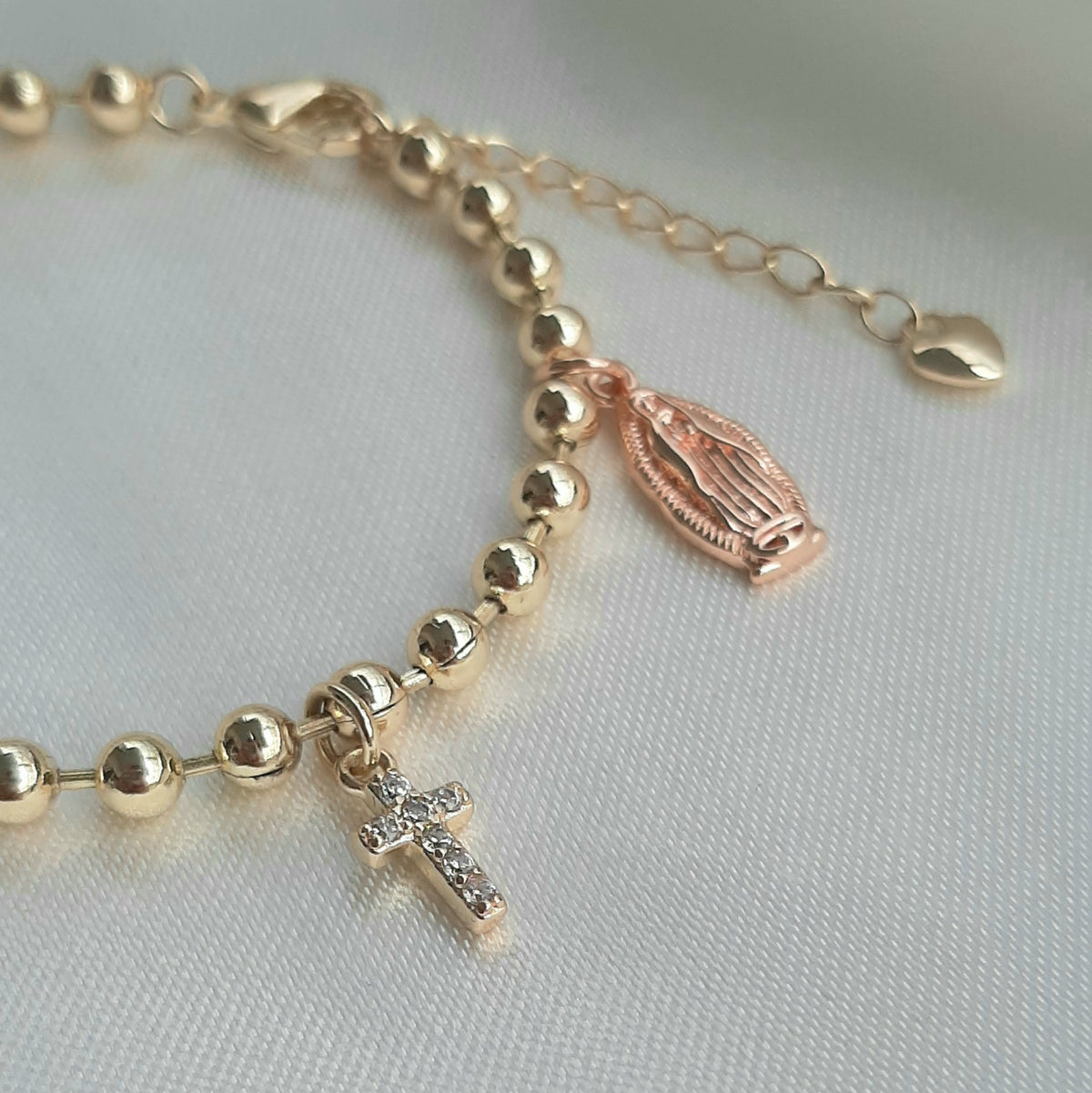 Pulsera Bolitas con Dijes Colgantes de la Virgen de Guadalupe y Cruces de Oro Laminado