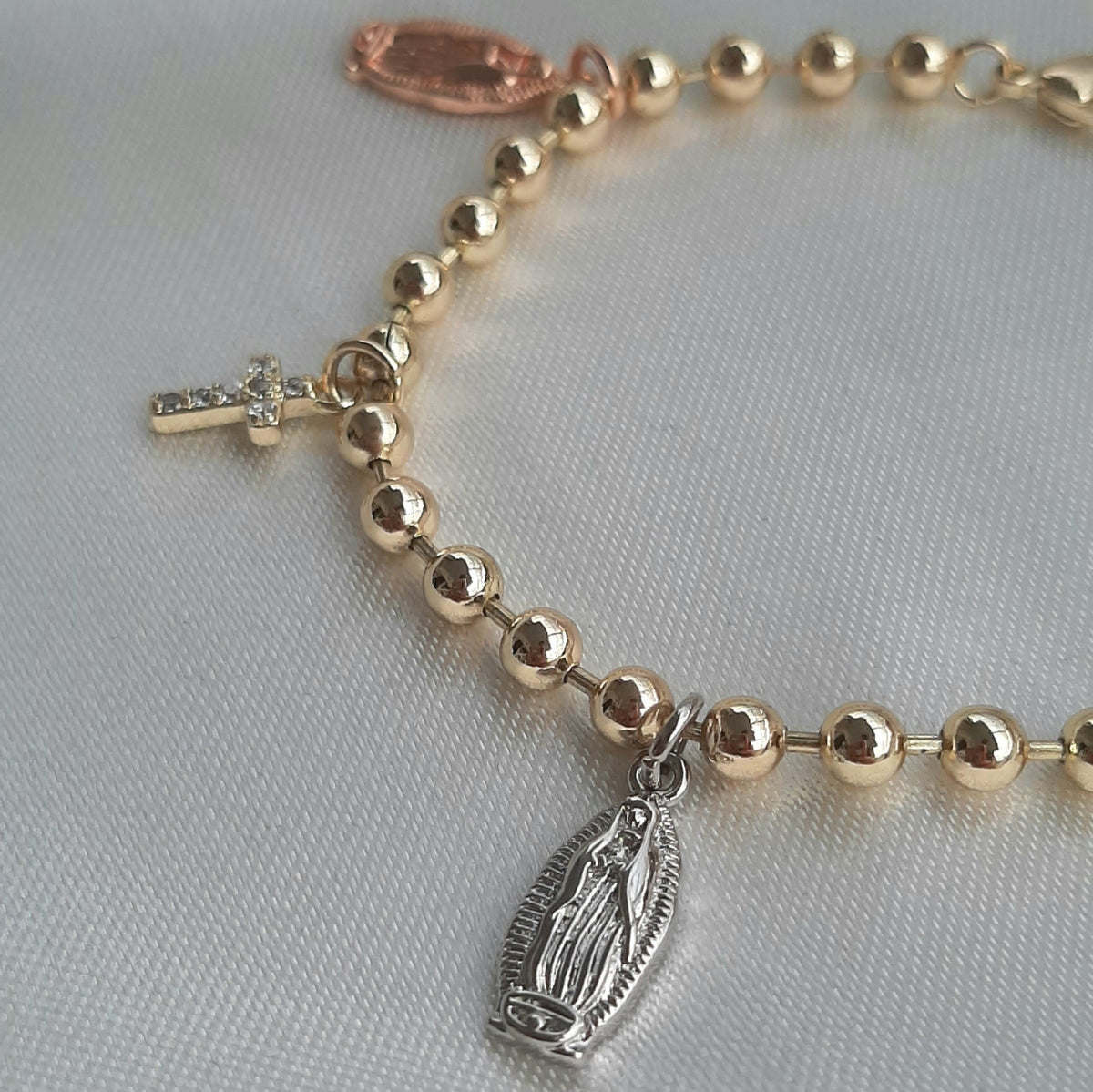 Pulsera Bolitas con Dijes Colgantes de la Virgen de Guadalupe y Cruces de Oro Laminado