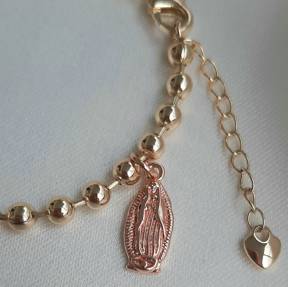 Pulsera Bolitas con Dijes Colgantes de la Virgen de Guadalupe y Cruces de Oro Laminado
