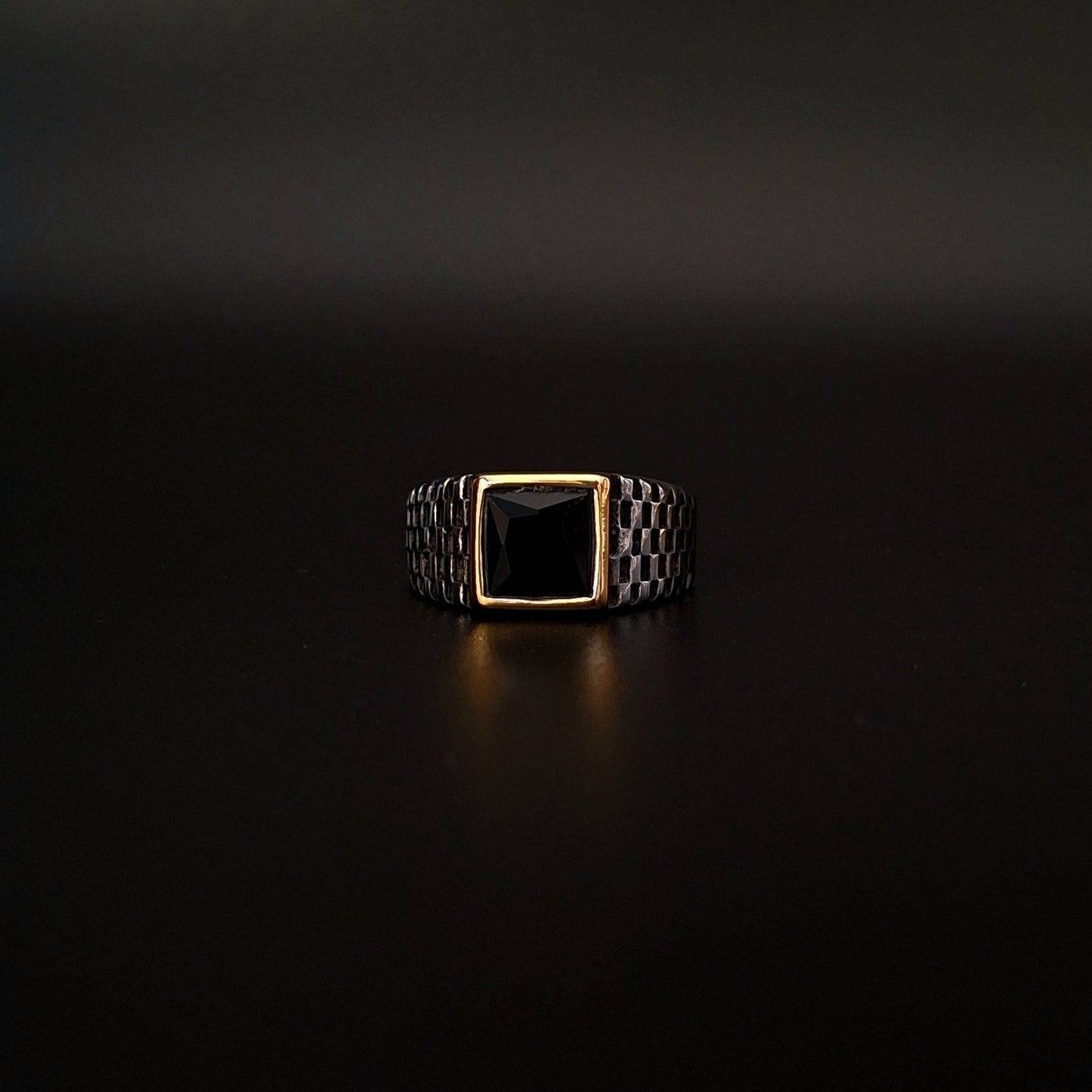 Anillo Con Zirconia Negra Cuadrada