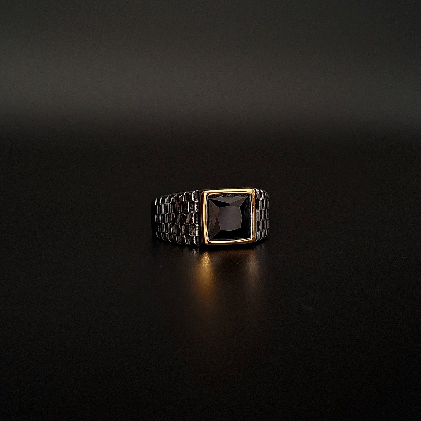Anillo Con Zirconia Negra Cuadrada