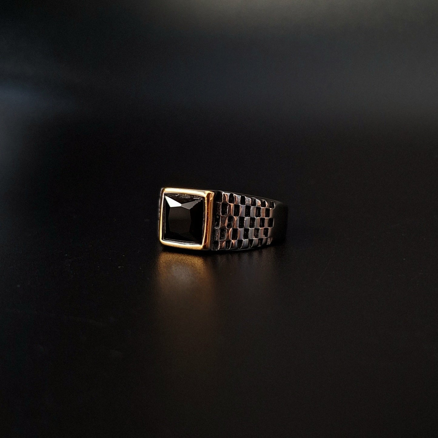 Anillo Con Zirconia Negra Cuadrada