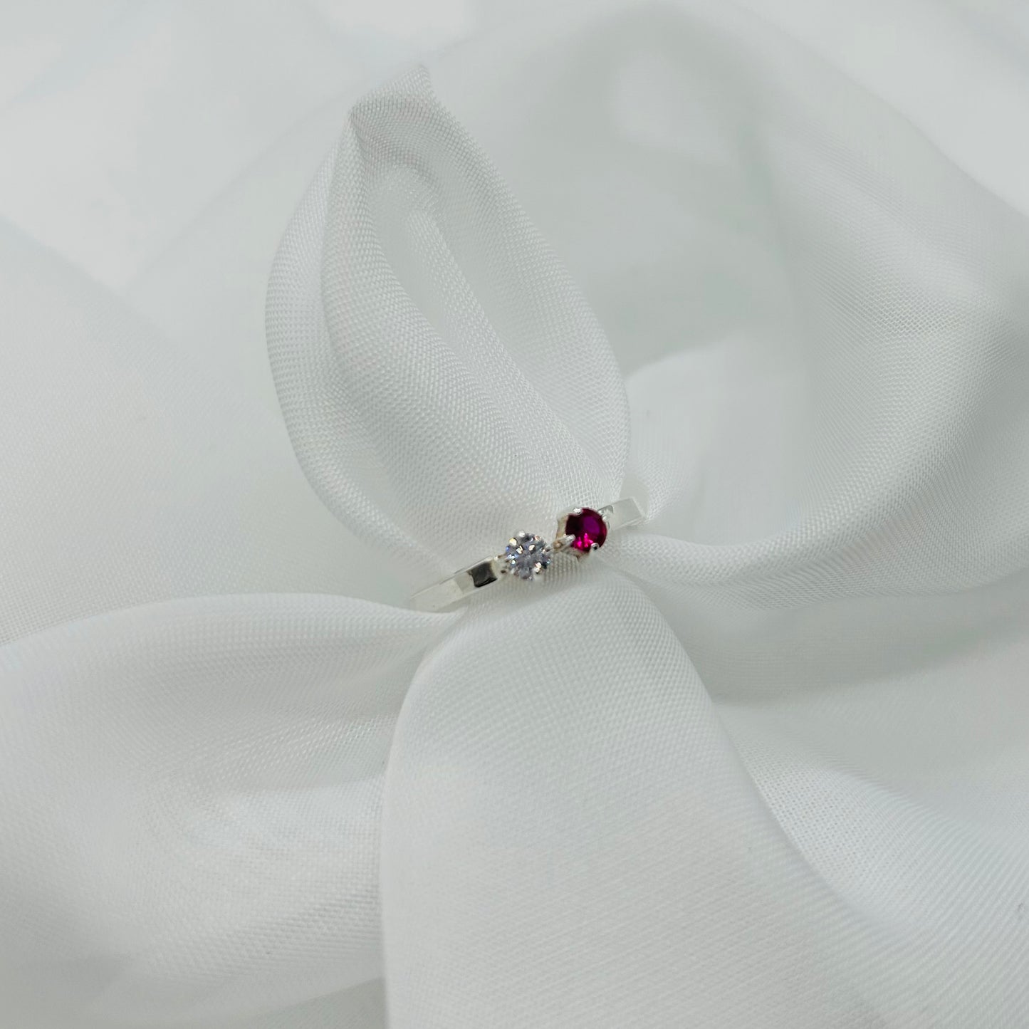 Anillo de Plata con Zirconia Rosa y Blanca