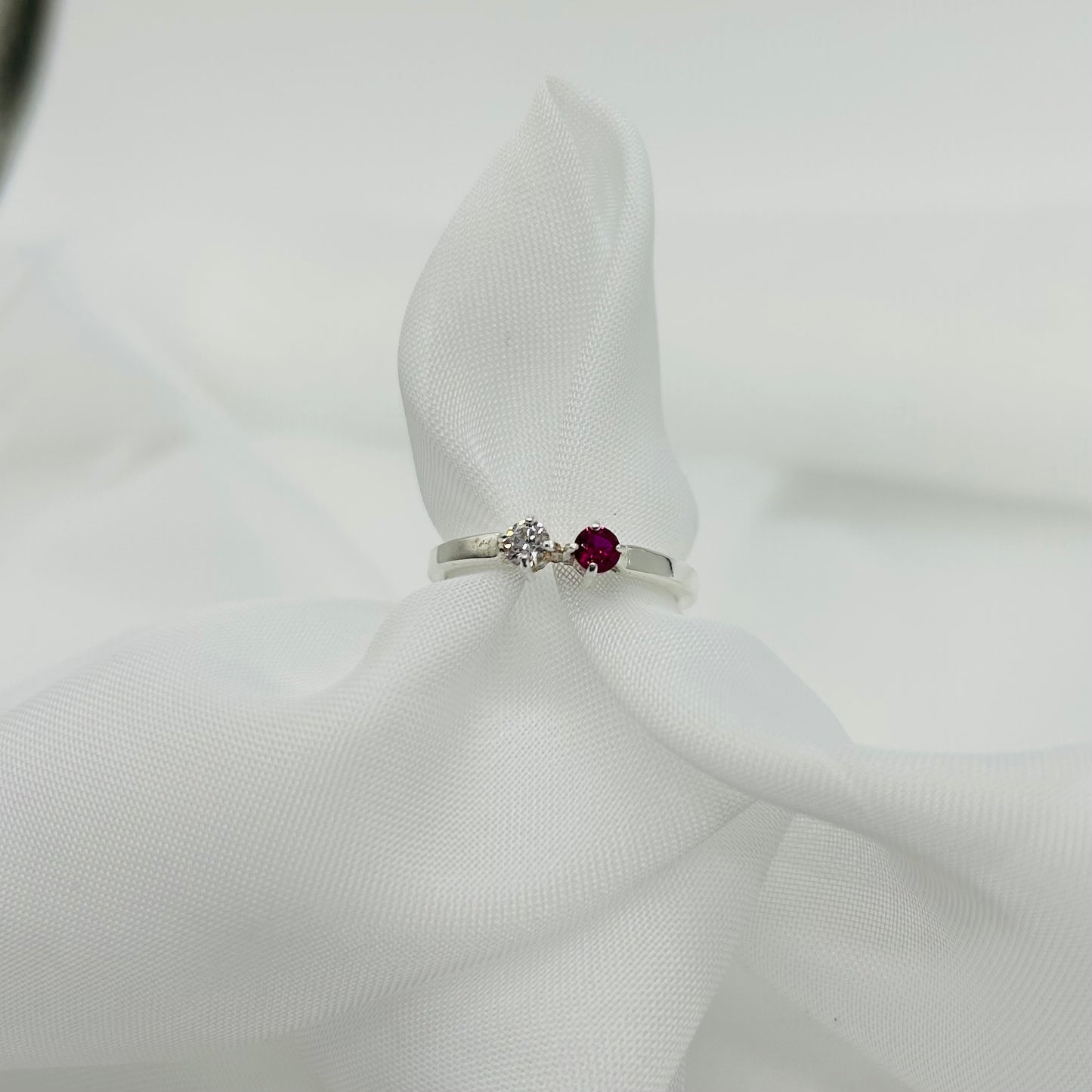 Anillo de Plata con Zirconia Rosa y Blanca