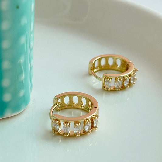 Huggies en Oro Laminado con Zirconias