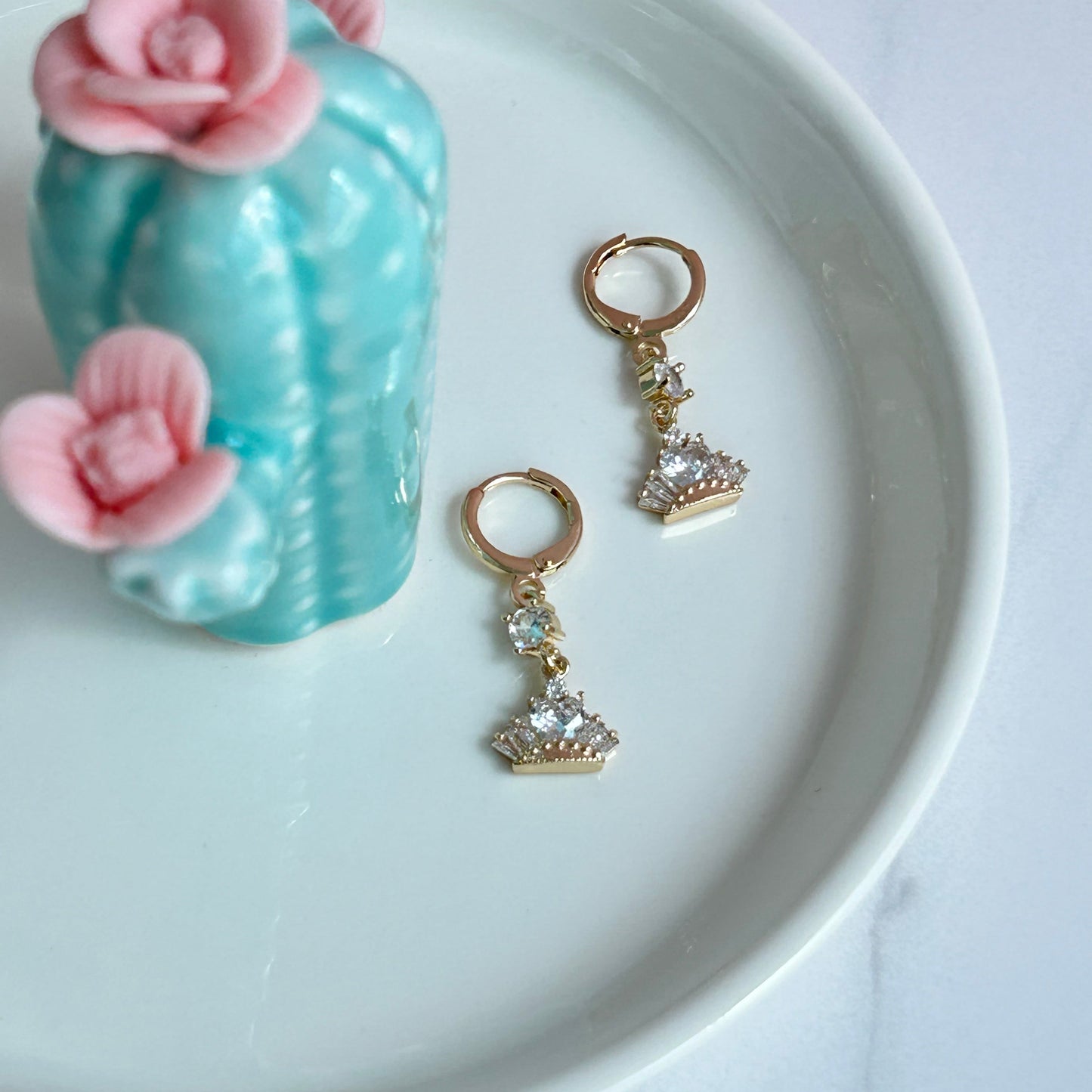 Aretes Corona en Oro Laminado con Zirconias