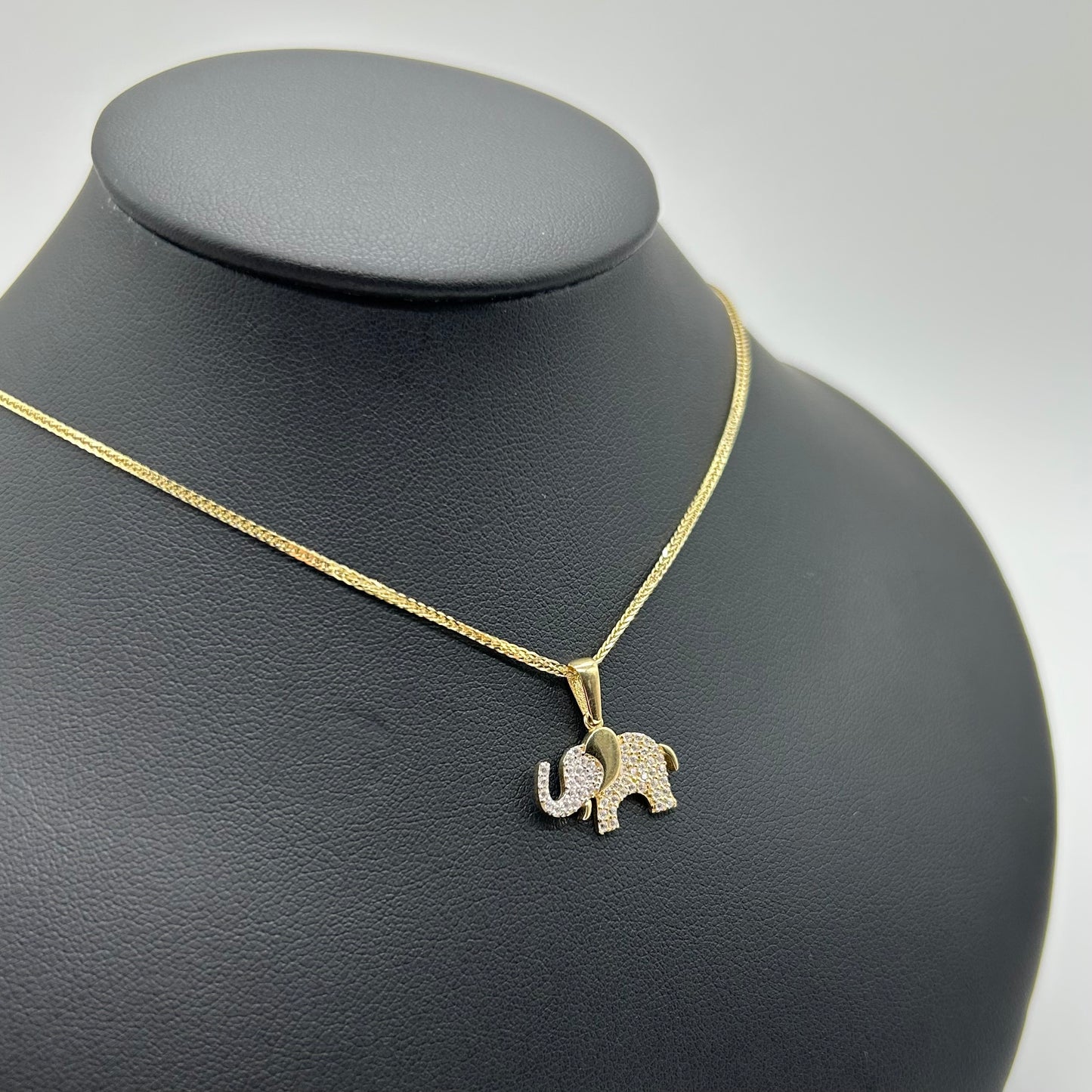 Dije de Elefante con Zirconias Oro 10k