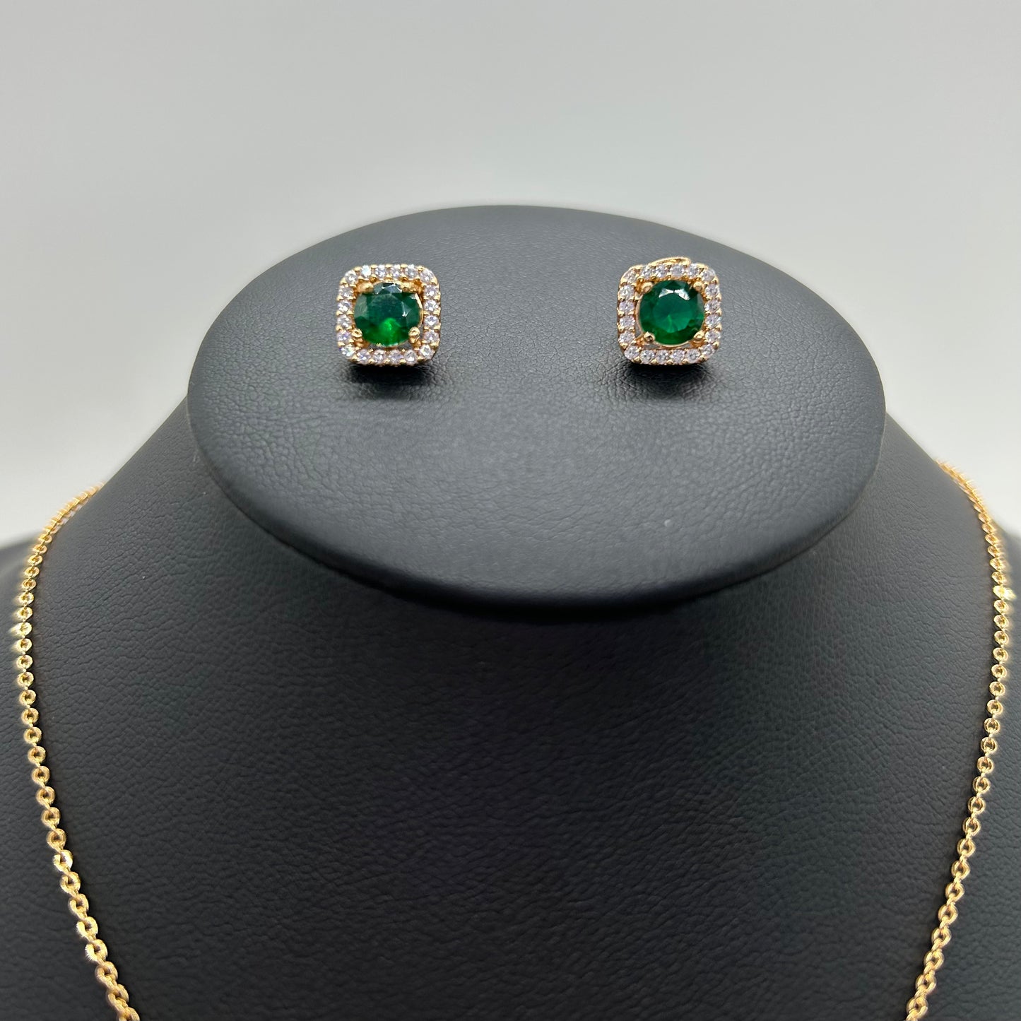 Conjunto Collar y Aretes de Oro Laminado con Zirconias Verdes