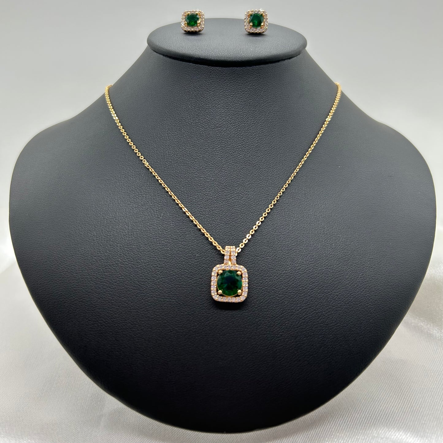 Conjunto Collar y Aretes de Oro Laminado con Zirconias Verdes