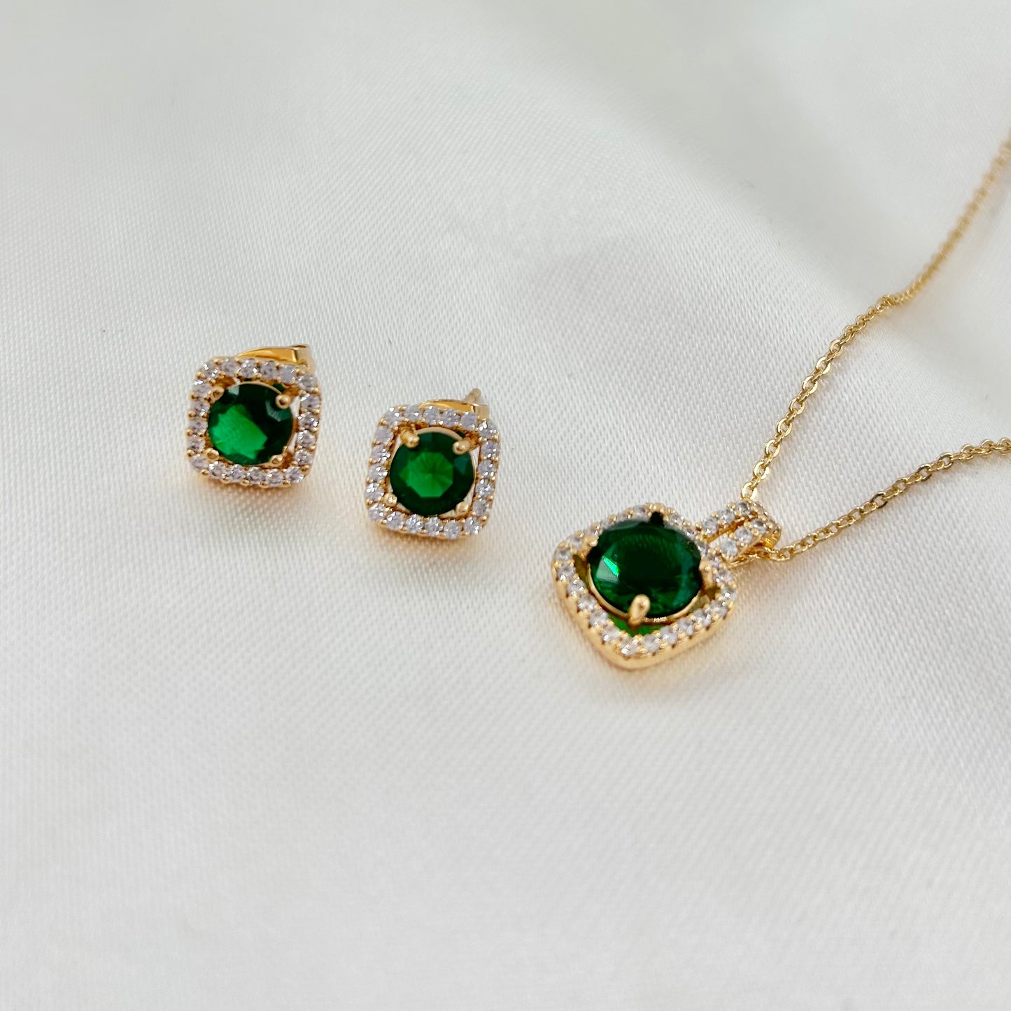 Conjunto Collar y Aretes de Oro Laminado con Zirconias Verdes