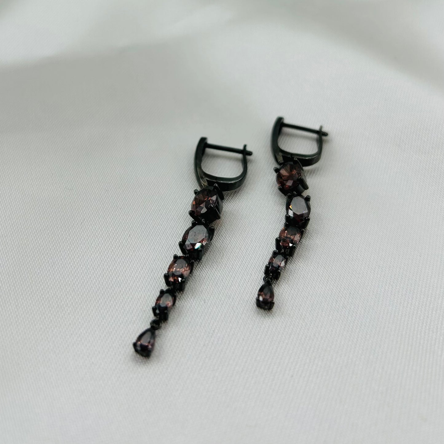 Aretes Largos de Plata Pavonada y Piedras de Cristal