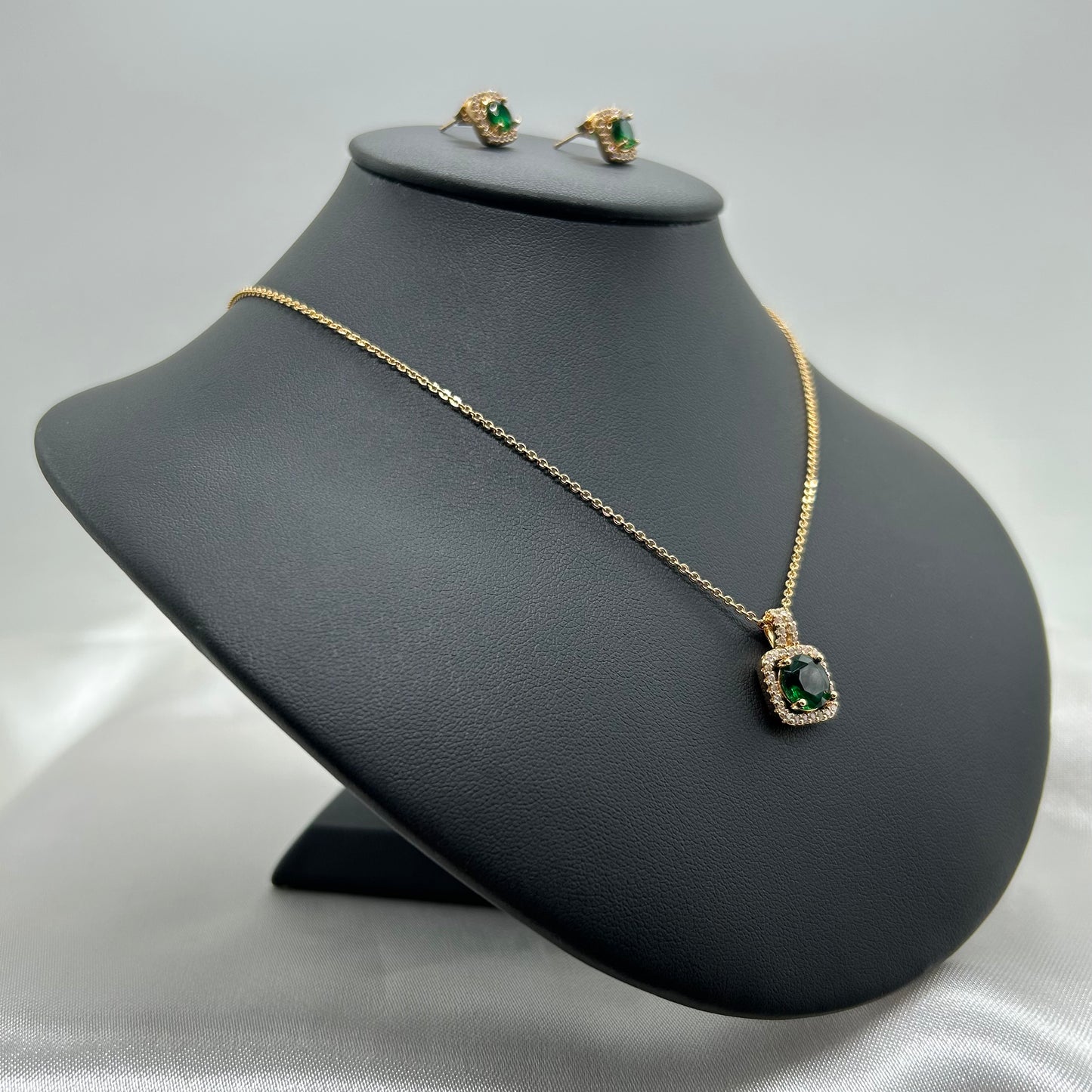 Conjunto Collar y Aretes de Oro Laminado con Zirconias Verdes