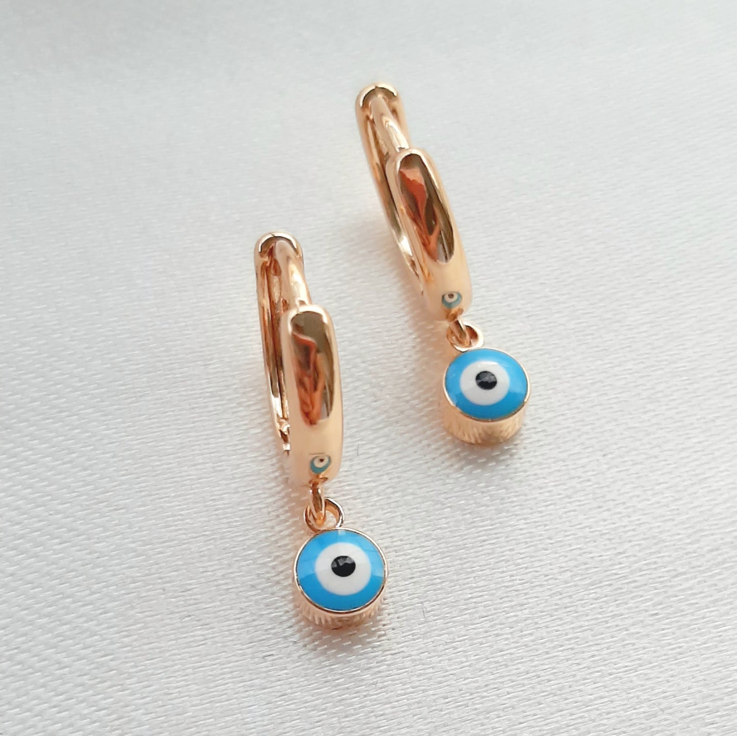 Aretes Huggies con Ojito Turco Oro Laminado